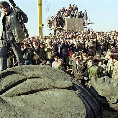 As the Soviet Union's Eastern Block crumbles, violent protests breakout in Romania eventually ending 42 years of communist rule. Communist leader Nicolae Ceaușescu and his wife Elena are put on trial and executed.